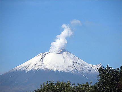 Volcan Popocatepetl en pleine éruption