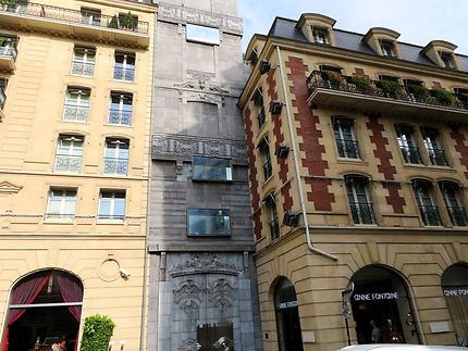 Surprenante façade d'un immeuble gris à Paris