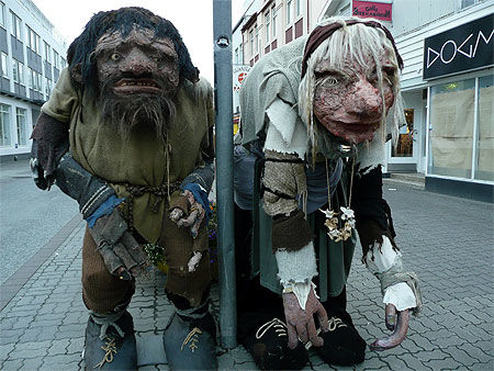 Trolls dans la rue d'Akureyri