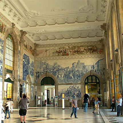 Gare Sao Bento à Porto - La salle des Pas Perdus est un chef d'oeuvre de l'art de l'azulejo