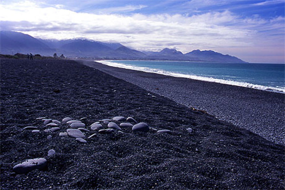 Plage de galets noirs