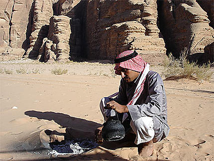 Préparation du thé dans le désert