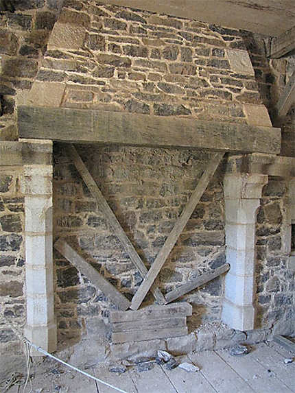 La cheminée de la chambre seigneuriale