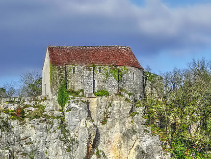 Maison en pierres à côté du château