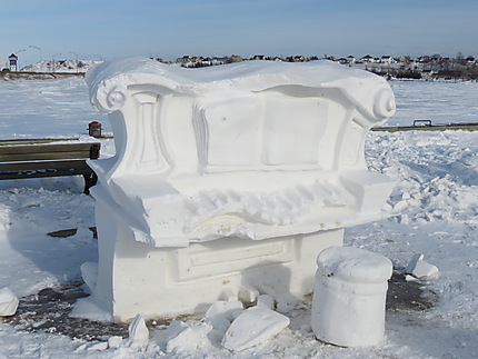 Le piano sculpté avec de la neige à Matane