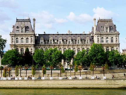 L'Hôtel de Ville de Paris, coté Seine