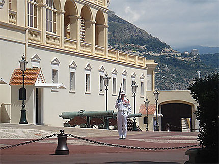 Carabinier devant le Palais Princier