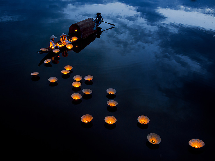 Lanternes flottantes pour honorer les défunts lors du Vu Lan