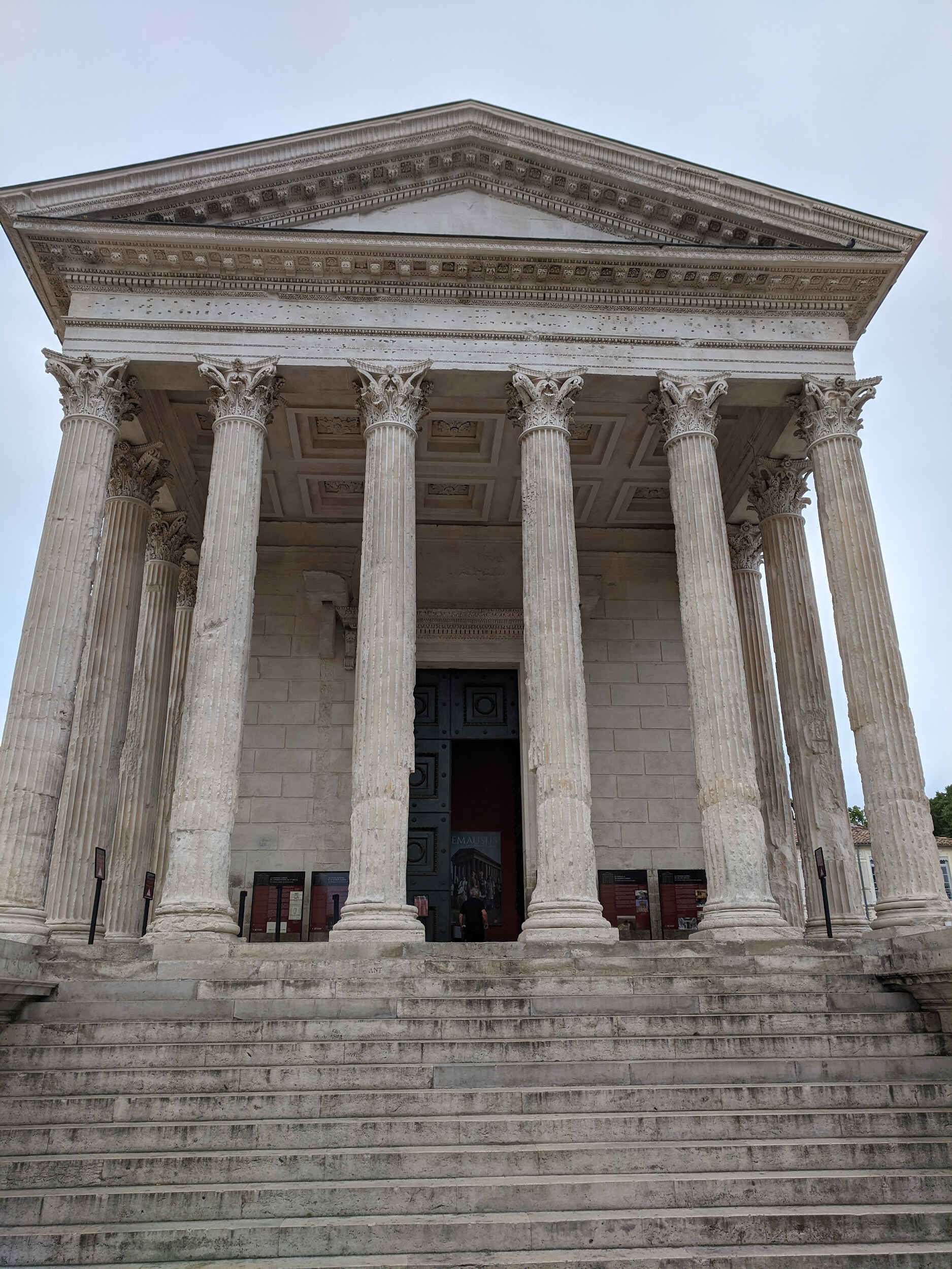 Façade à colonnes, Maison carrée - Nîmes 