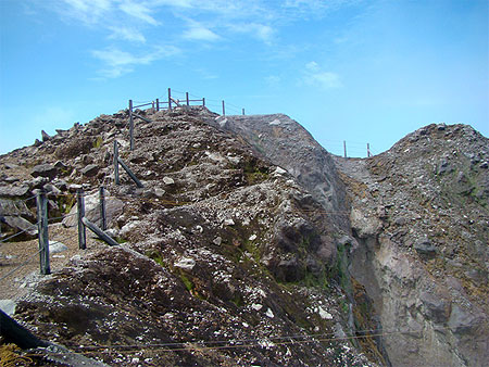 Le danger du cratère de la Soufrière Le danger du cratère de la Soufrière