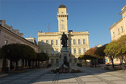 Mairie de Komarno et statue de György Klapka