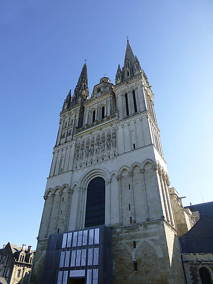 Façade épurée de la Cathédrale Saint-Maurice