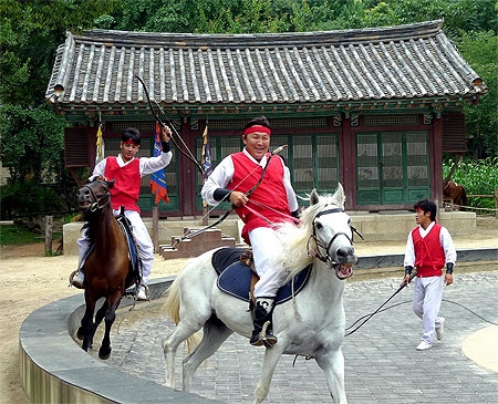 Archer à cheval au Korean Folk Village Archer à cheval au Korean Folk Village