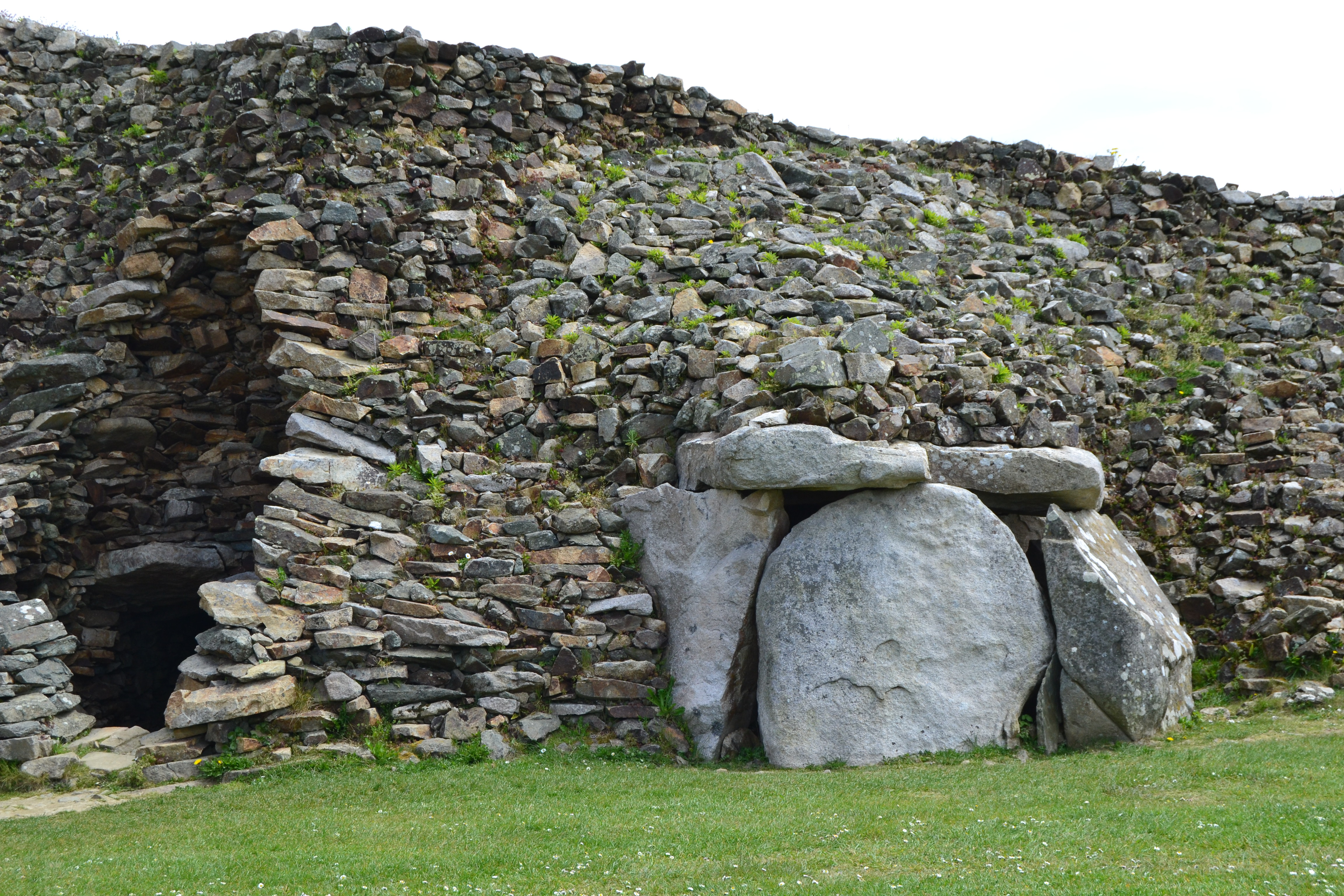 Salles Funéraires du Grand Cairn de Barnenez Salles Funéraires du Grand Cairn de Barnenez