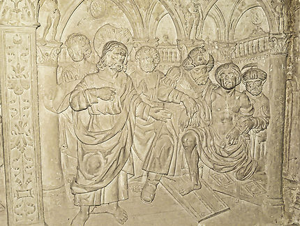 Frise sculptée dans chapelle