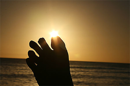Les doigts de pied au soleil