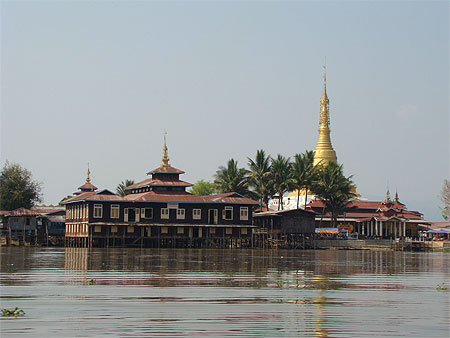 Pagode Phaung Daw sur le Lac Inle Pagode Phaung Daw sur le Lac Inle