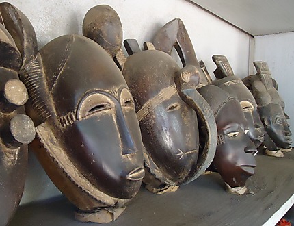 Masques baoulé au marché CAVA