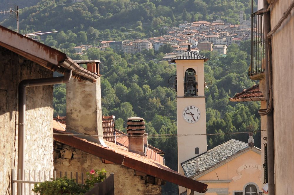 Eglise de Molina et vue sur le village de Lemna 