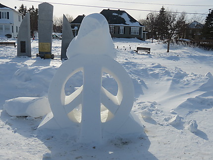 Peace and Love sculpture sur neige à Matane