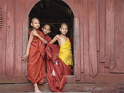 Jeune moines pensionnaires du monastère de Nga Phe Chaung