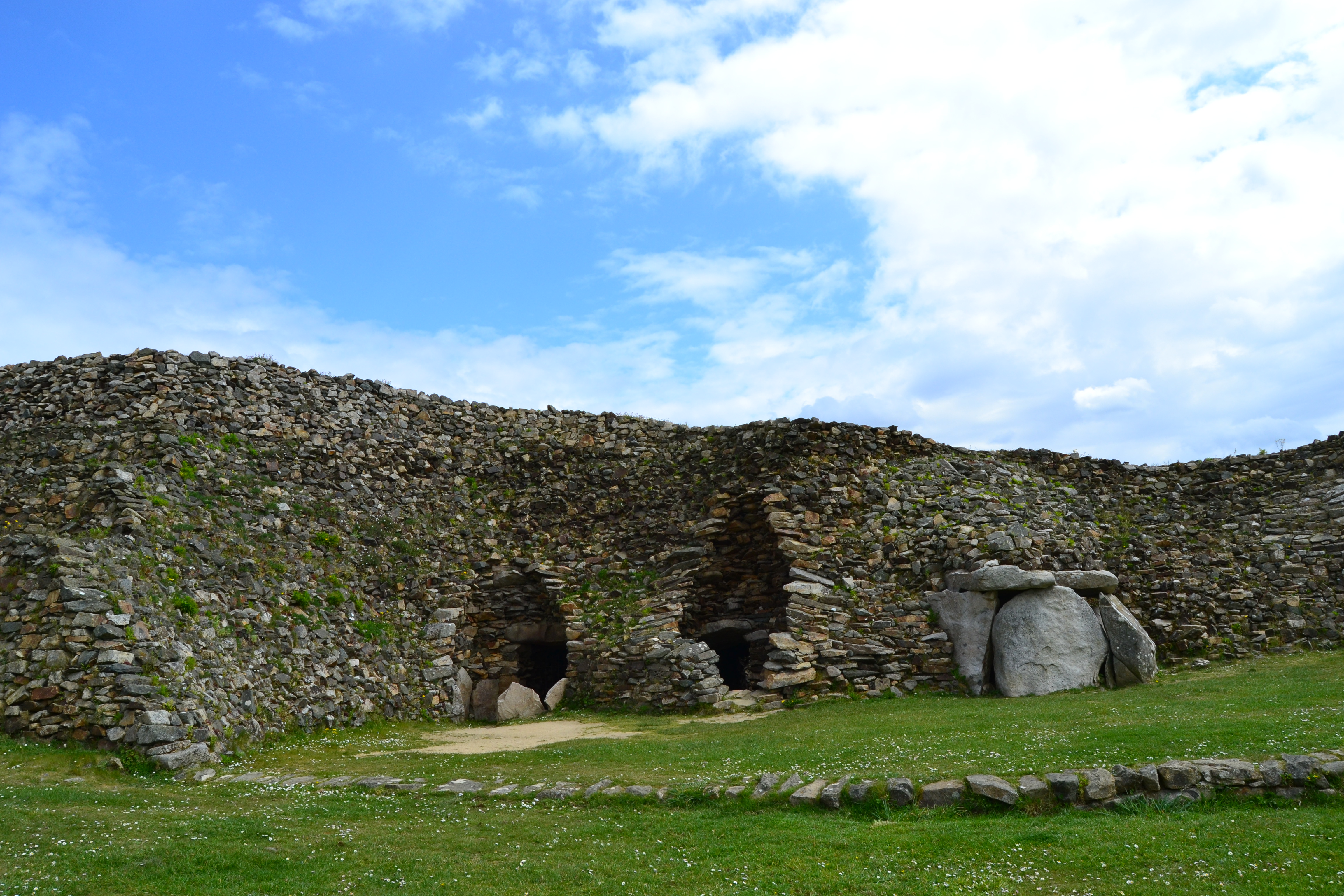 Vue générale du Grand Cairn de Barnenez Vue générale du Grand Cairn de Barnenez