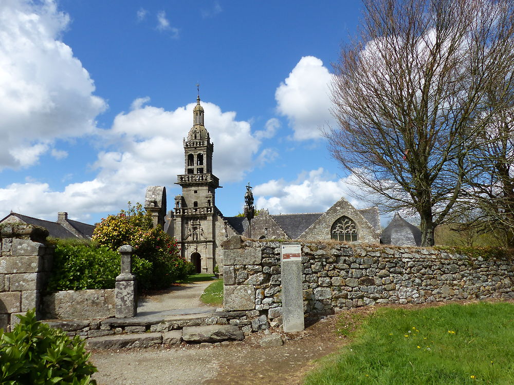 Enclos paroissial de Sainte-Marie du Menez-Hom