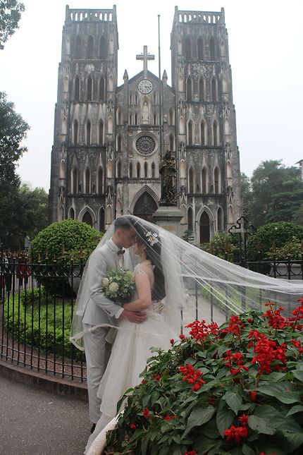 Des mariés devant la cathédrale Saint Joseph