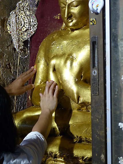 Bouddha aux mains recouvertes de feuilles d'or