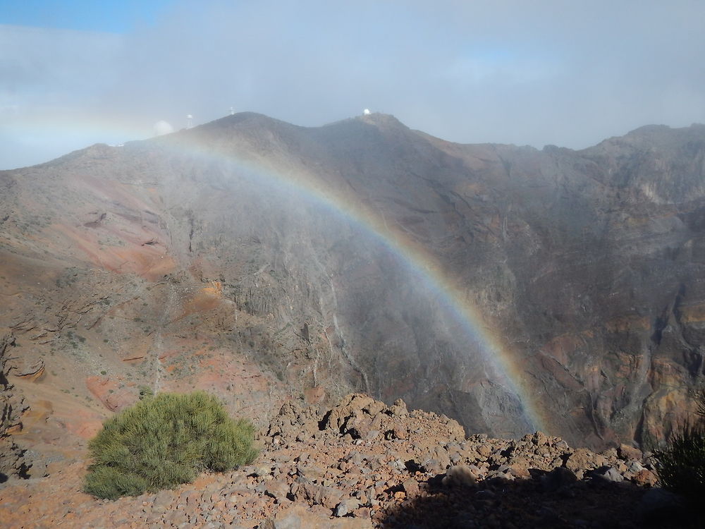 Arc-en-ciel dans la caldeira