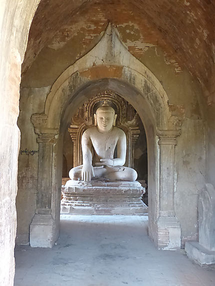 Bouddha, pagode isolée