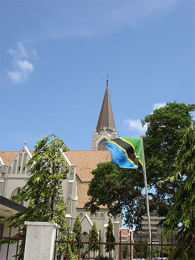 La Cathédrale et le drapeau de Tanzanie