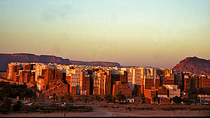Le crépuscule illumine la ville de Shibâm