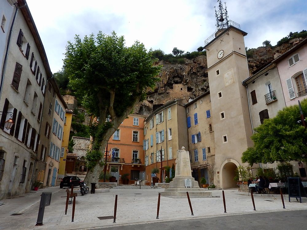 Cotignac, village troglodyte