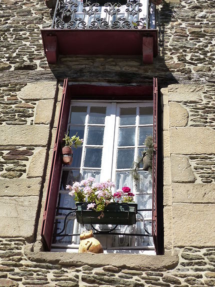 Fenêtre fleurie à Josselin