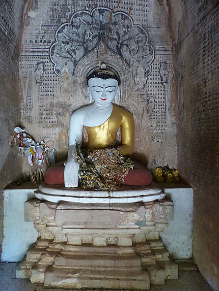 Bouddha, pagode isolée