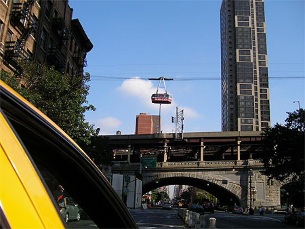 Téléphérique au dessus de queensborough bridge