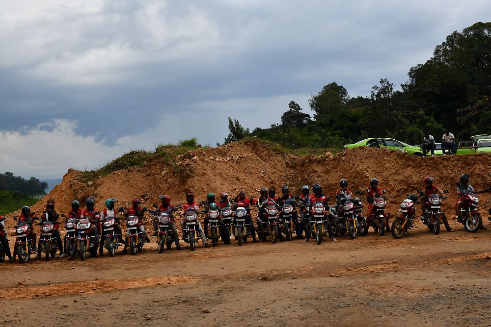 Moto-taxis près du lac Kivu, au Rwanda