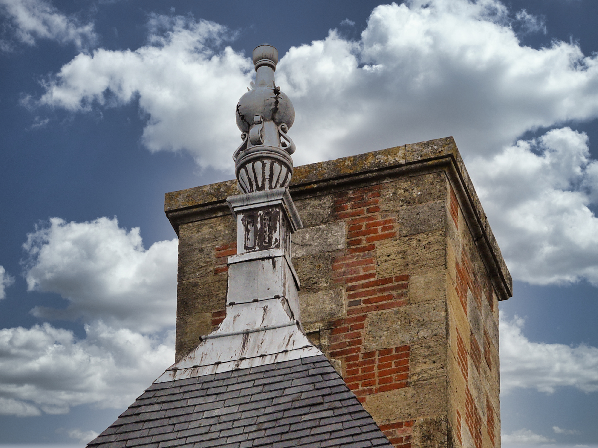 Sommet d'une toiture avec cheminée sur l'arrière Château de Biron — free download
