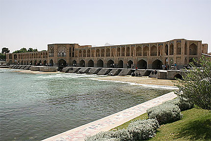 Pont sur la Zayandeh