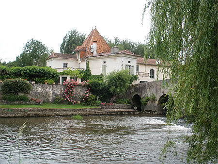 Vieux pont et ancien moulin à Saint-Aulaye Vieux pont et ancien moulin à Saint-Aulaye