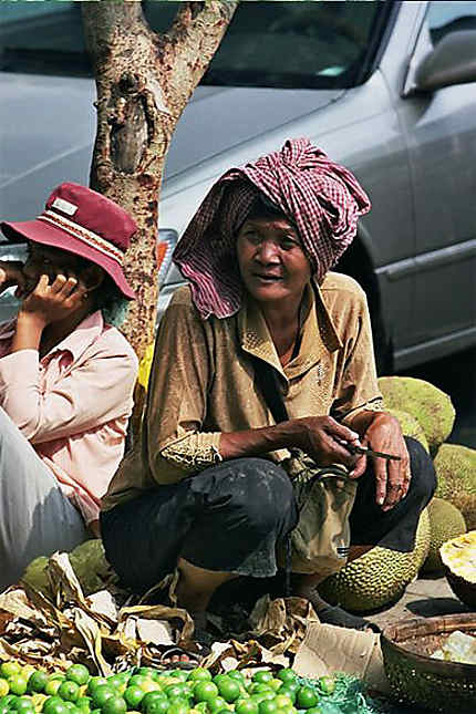 Femme khmer au marché central
