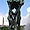 Statue d'un couple avec colonne en fond au Vigeland Park