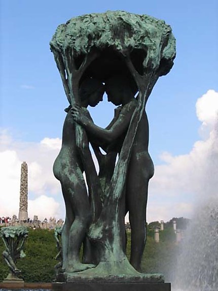 Statue d'un couple avec colonne en fond au Vigeland Park