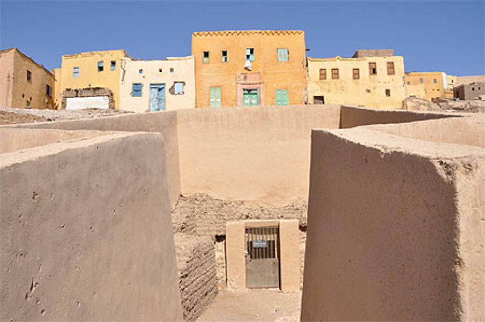 Des maisons sur les tombes