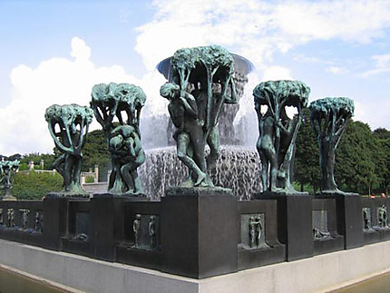 Statues autour de la fontaine au Vigeland Park