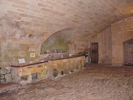 Pièce intérieure en pierres du château de Biron