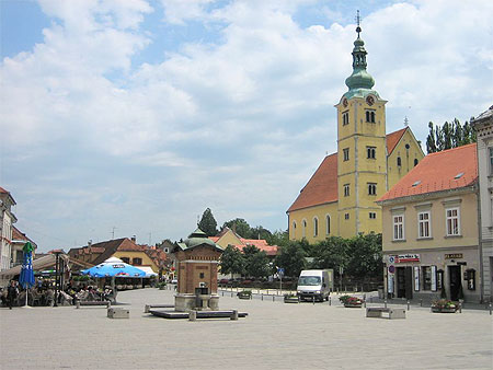 SAMOBOR la grande place avec son puits SAMOBOR la grande place avec son puits