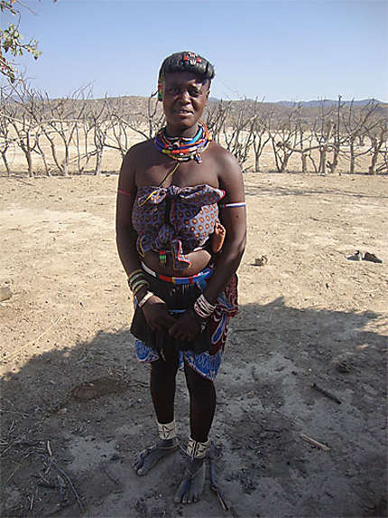 Femme dans un village Himba