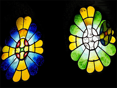 Vitraux de la crypte de Gaudi Vitraux de la crypte de Gaudi